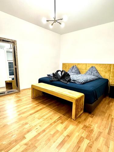 een slaapkamer met een bed en een houten vloer bij City center Apartment in Wenen