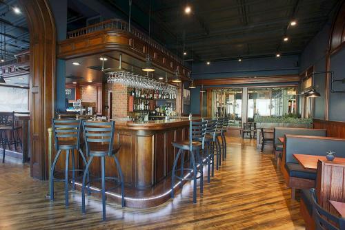 un bar en un restaurante con taburetes de madera en Hotel St. Michael, en Prescott