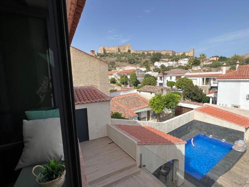 Bazén v ubytování Grupo García de Paredes apartamentos turísticos nebo v jeho okolí