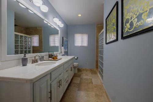 łazienka z umywalką i dużym lustrem w obiekcie Ocean's Edge Belize w mieście San Pedro