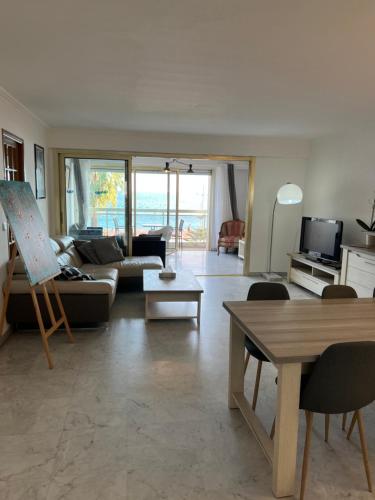Beachfront And Sea View Entire 2 Rooms Crossing Apartment With Parking 4 Beds Two Double Bed And 2 Single Bed with 2 Sea view Balconies In Promenade Des Anglais Street 2 Bathroom 3 Wc with 40 Meters From The Beach with perfect Air conditioner cooler