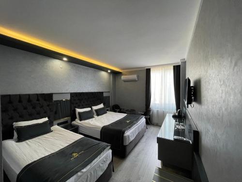 Een bed of bedden in een kamer bij ALFİN OTEL