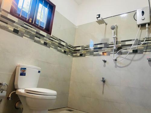 烏納瓦圖納的住宿－Thanu Villa，一间带卫生间和淋浴的浴室