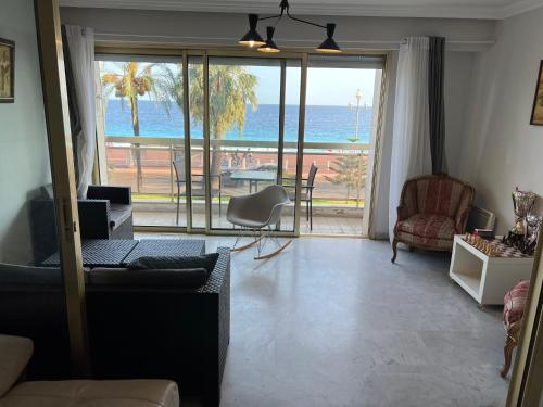 Beachfront And Sea View Entire 2 Rooms Crossing Apartment With Parking 4 Beds Two Double Bed And 2 Single Bed with 2 Sea view Balconies In Promenade Des Anglais Street 2 Bathroom 3 Wc with 40 Meters From The Beach with perfect Air conditioner cooler