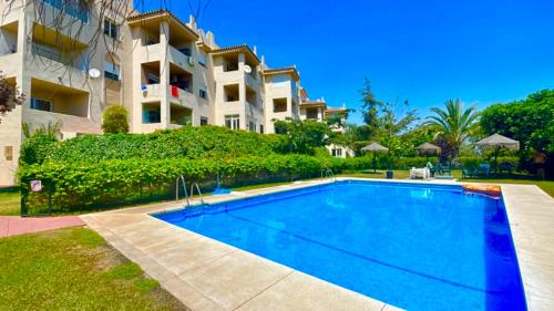 basen przed budynkiem mieszkalnym w obiekcie Apartamento Las Brisas w mieście Mijas