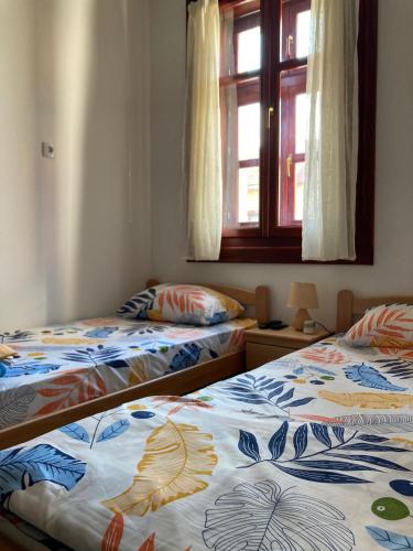 two beds sitting next to each other in a room at Aurora Apartment in Kikinda