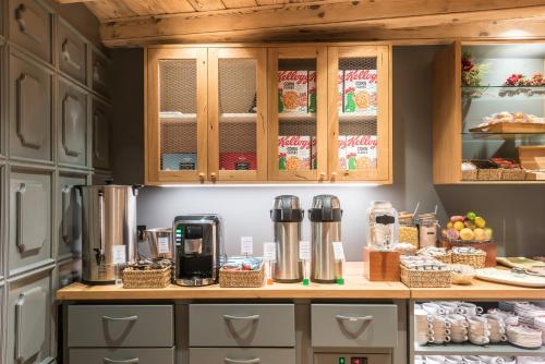 a kitchen with a counter with a coffee maker at Riu Nere Mountain Hotel in Vielha