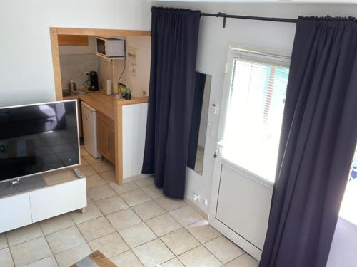 Dapur atau dapur kecil di Studio entre Aix en Provence et Marseille et parking