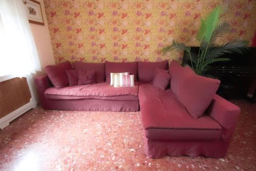 a purple couch sitting in a living room at La Casa di Daniela in Lido di Ostia