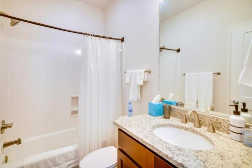 W łazience znajduje się umywalka i prysznic. w obiekcie MidCity Mural House in Baton Rouge 3 Mi to LSU! w mieście Baton Rouge