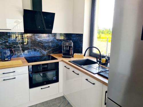 Kuchyň nebo kuchyňský kout v ubytování DOMEK W SŁONECZNIKACH, JACUZZI, QUADY, Góry