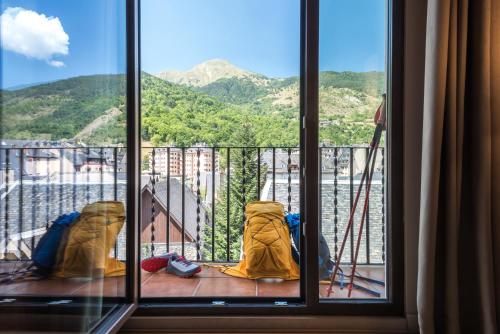 uma janela com vista para uma montanha em Riu Nere Mountain Hotel em Vielha