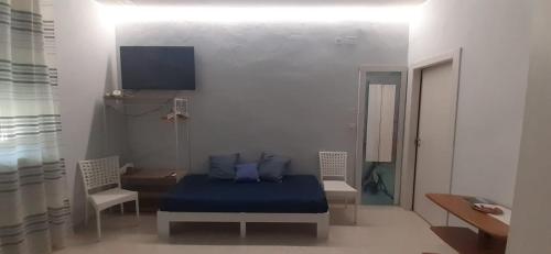 1 dormitorio con 1 cama azul en una habitación en The Zigghy's Room, en Matera