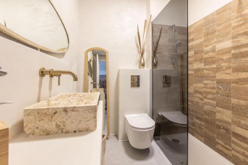 een badkamer met een wastafel en een toilet bij Lovely Apartment near Monaco in Roquebrune-Cap-Martin