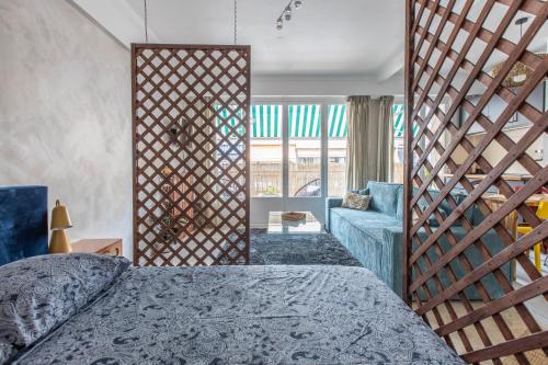 een slaapkamer met een bed en een groot raam bij Lovely Apartment near Monaco in Roquebrune-Cap-Martin