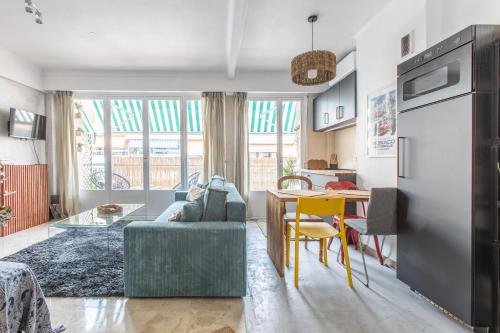 un salon avec un canapé et une table dans l'établissement Lovely Apartment near Monaco, à Roquebrune-Cap-Martin