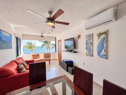 Una televisión o centro de entretenimiento en Bello Mar de Cancun, Beautiful 2Br 2Ba Condo overlooking beach spectacular view!