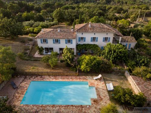 una vista aérea de una casa con piscina en Le Pré Lilas, en Roquebrune-sur-Argens