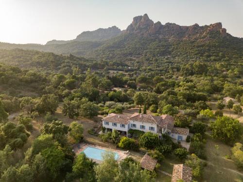 una vista aérea de una casa en las montañas en Le Pré Lilas, en Roquebrune-sur-Argens