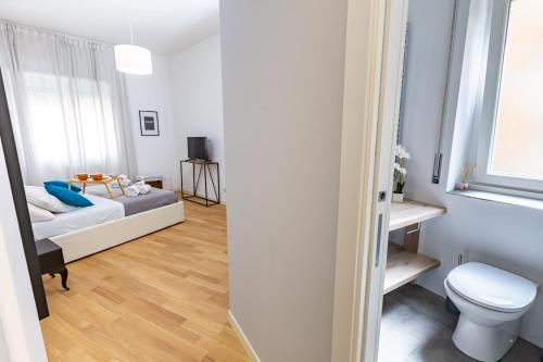 une salle de bain avec un lit et des toilettes dans une chambre dans l'établissement Noh collection 3BDR apartment- Trastevere Area, à Rome
