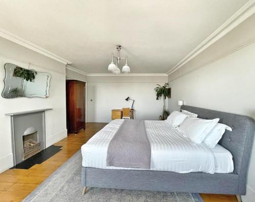 sypialnia z dużym łóżkiem i kominkiem w obiekcie Stunning 2 bedroom Sea View - Margate Old Town w mieście Margate