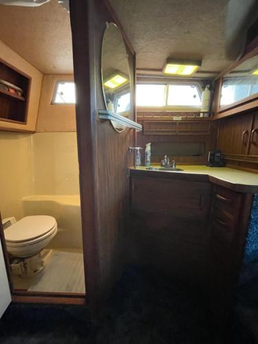 een badkamer met een toilet, een wastafel en een spiegel bij Private Yacht in San Francisco in San Francisco
