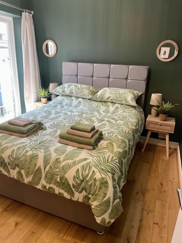 Postel nebo postele na pokoji v ubytování Boho Vibes Ground Floor Apartment