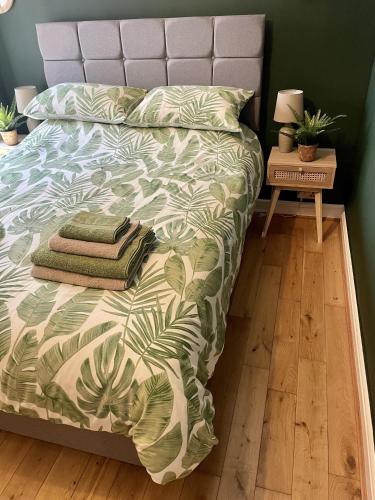 Postel nebo postele na pokoji v ubytování Boho Vibes Ground Floor Apartment