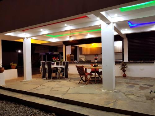 Restoran atau tempat lain untuk makan di Donita's Seaview Apartments