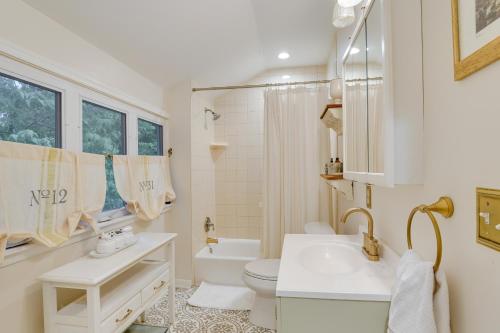 ein weißes Bad mit einem Waschbecken und einem WC in der Unterkunft Upper Black Eddy Home with Delaware River Access! in Upper Black Eddy