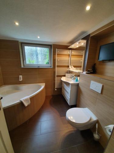 La salle de bains est pourvue d'une baignoire, de toilettes et d'un lavabo. dans l'établissement Turmhotel Weserblick Bremen, à Brême