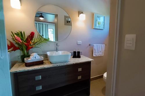 bagno con lavandino e specchio di Suite La Orquidea a Tamarindo
