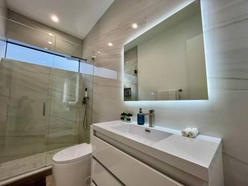 Ένα μπάνιο στο Botanical Oasis Home with 2 Pools