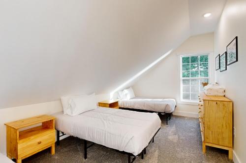 - une chambre avec 2 lits et une fenêtre dans l'établissement The Lakewood, à Swanton