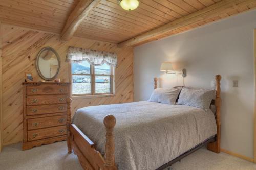 1 dormitorio con cama, espejo y tocador en Moonlight Cabin, en Creede
