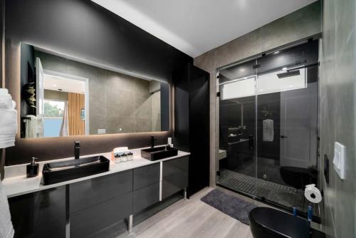 Bilik mandi di Luxury Home w 2 Pools near Beach