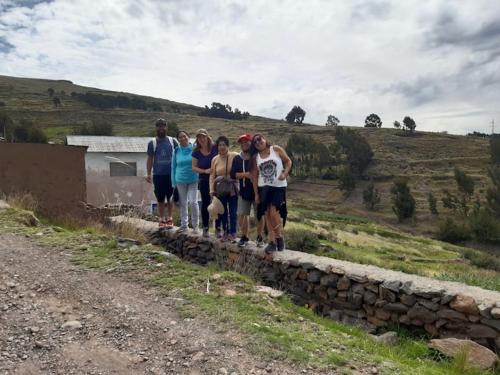 un grupo de personas caminando sobre una pared de piedra en Chepita´s House, en Puno