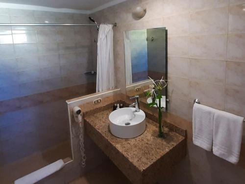 La salle de bains est pourvue d'un lavabo et d'un miroir. dans l'établissement Hesperia Playa el Agua, à El Agua