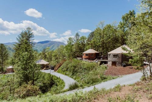 einen Weg, der zu einer Hütte im Wald führt in der Unterkunft Fontana @ Sky Ridge Yurts in Bryson City