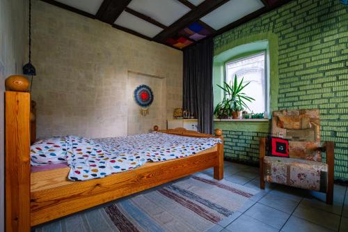 - une chambre avec un lit en bois et une fenêtre dans l'établissement Kabina, à Pakruojis