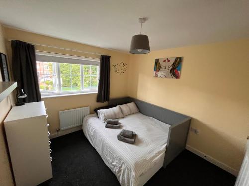 En eller flere senger på et rom på 3BD Family Stay with a Garden Longbenton Newcastle