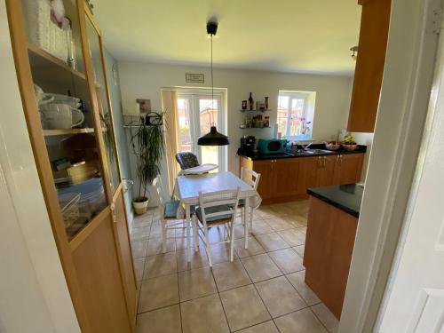 uma cozinha com mesa e cadeiras num quarto em 3BD Family Stay with a Garden Longbenton Newcastle em Newcastle upon Tyne