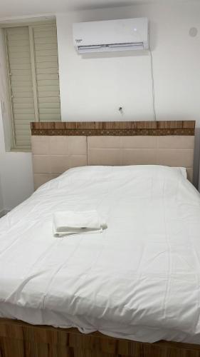 Llit o llits en una habitació de Apartment in Akko