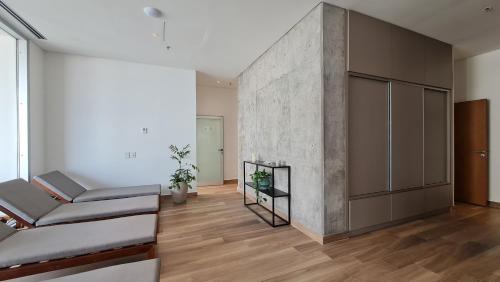 a living room with a large concrete wall at Del Bono Central Hotel in San Juan