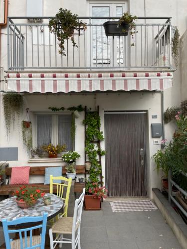 a balcony with a table and chairs on a patio at La Casetta in Caltabellotta