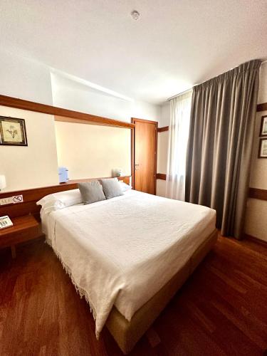 a bedroom with a large bed and a window at Il Duca Degli Abruzzi in Pescasseroli