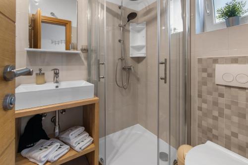 un bagno con doccia e lavandino di Kalista a Barbariga