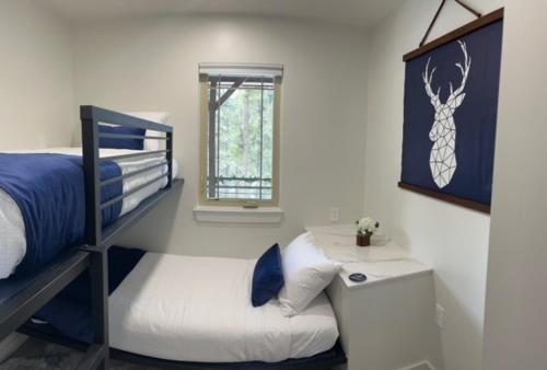 Ένα ή περισσότερα κρεβάτια σε δωμάτιο στο Aspen Springs Angel Fire