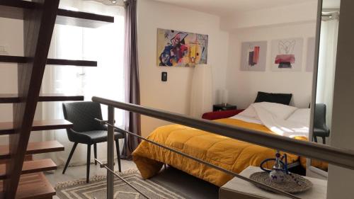 1 dormitorio con 1 cama y 1 silla en La Casetta, en Caltabellotta