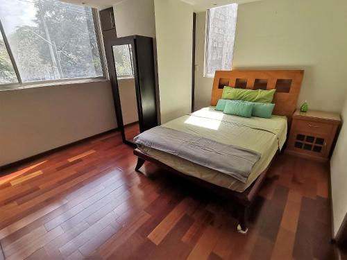 a bedroom with a bed and a wooden floor at Condominio Premium al Lado de la Plaza Antara Polanco Carso in Mexico City